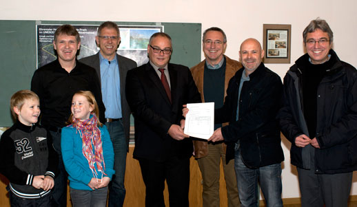 Gruppenfoto mit Pachtvertrag